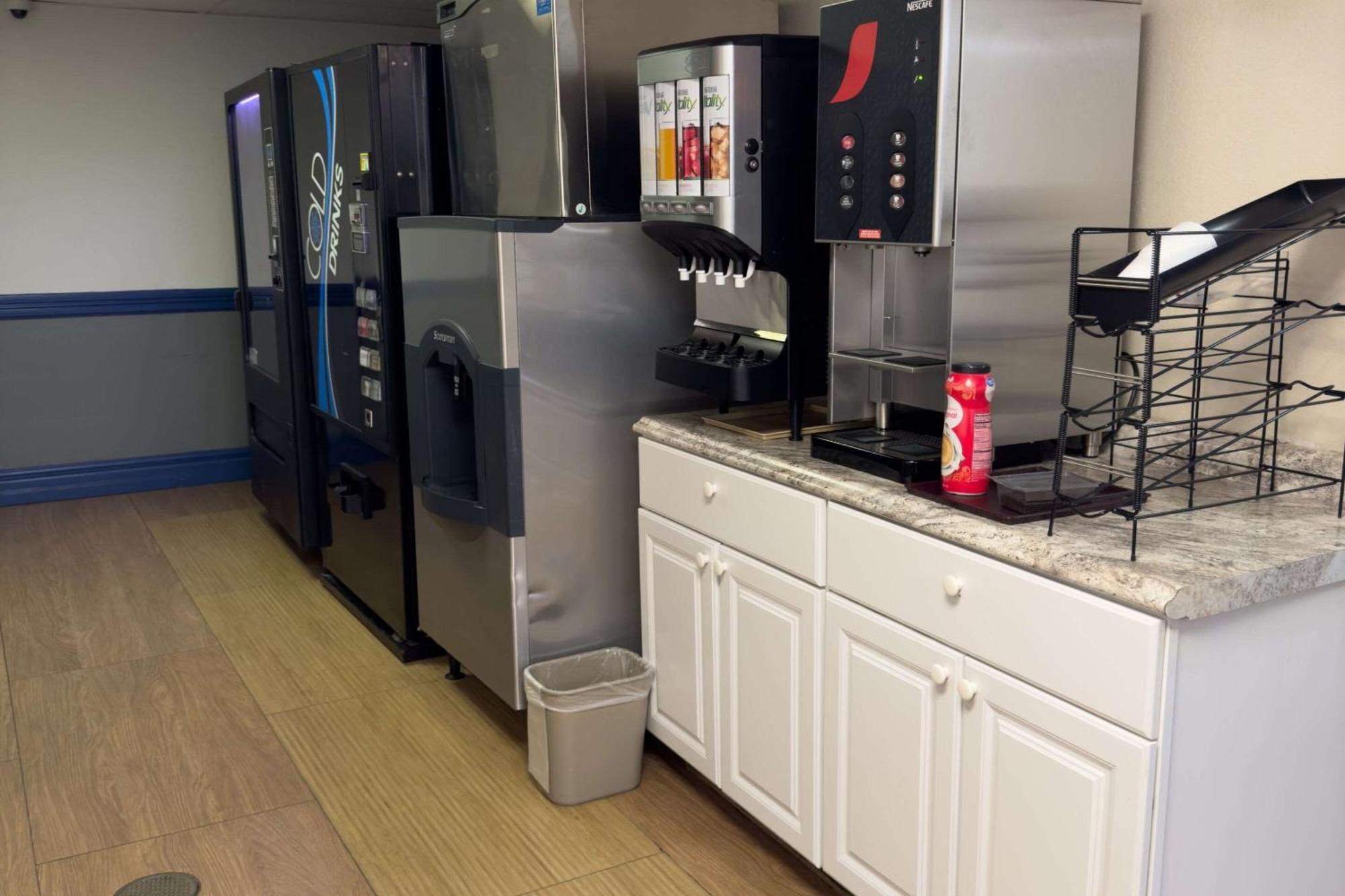 Econo Lodge Waite Park Экстерьер фото